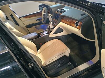 2023 Bentley Bentayga V8   - Photo 36 - Boca Raton, FL 33431