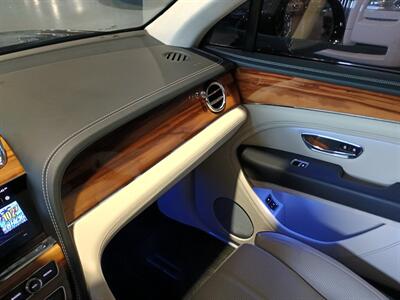 2023 Bentley Bentayga V8   - Photo 22 - Boca Raton, FL 33431
