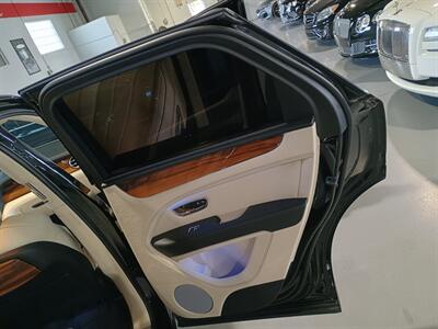 2023 Bentley Bentayga V8   - Photo 35 - Boca Raton, FL 33431