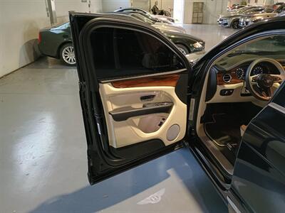 2023 Bentley Bentayga V8   - Photo 12 - Boca Raton, FL 33431