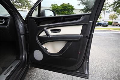 2018 Bentley Bentayga Onyx Edition   - Photo 13 - Boca Raton, FL 33431