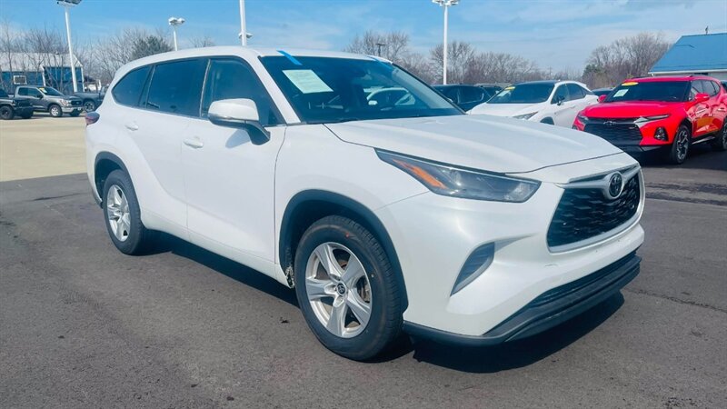 2023 Toyota Highlander L   - Photo 1 - Lafayette, IN 47905