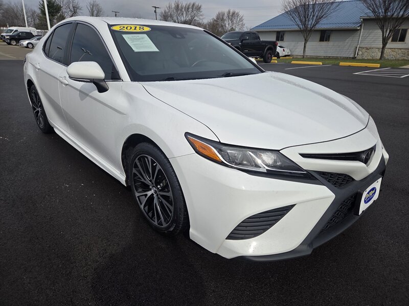 2018 Toyota Camry SE   - Photo 1 - Lafayette, IN 47905