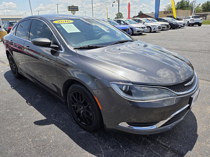 2016 Chrysler 200 Limited - Photo 1 - Lafayette, IN 47905