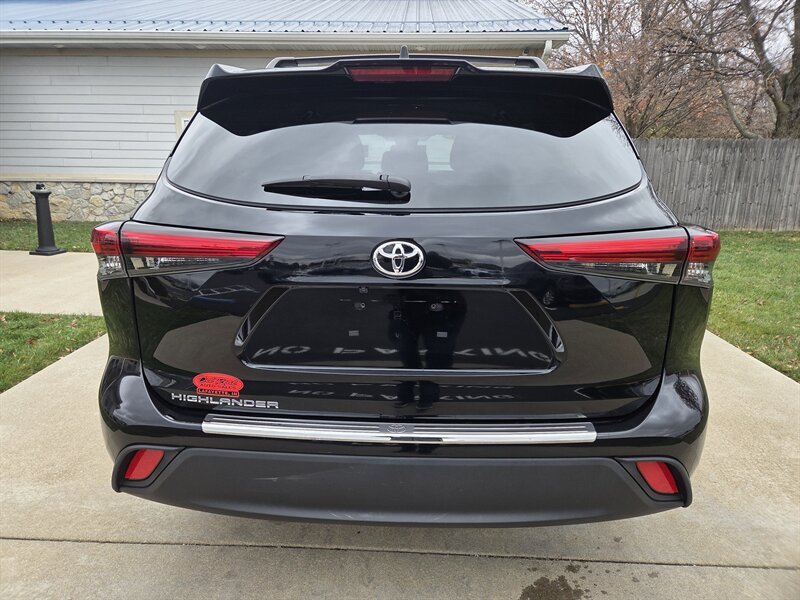 2023 Toyota Highlander L photo 4