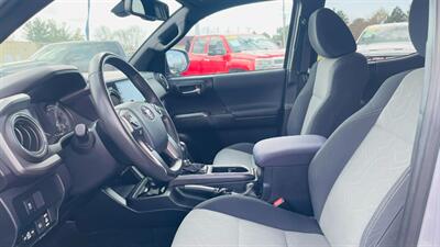 2020 Toyota Tacoma TRD Off-Road   - Photo 12 - Lafayette, IN 47905