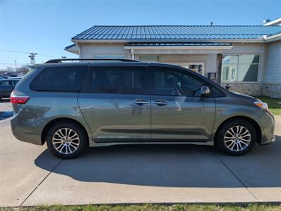 2018 Toyota Sienna XLE 8-Passenger   - Photo 2 - Lafayette, IN 47905