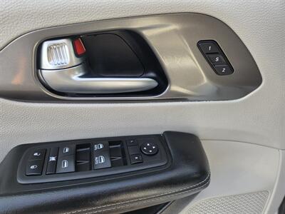 2023 Chrysler Pacifica Touring L   - Photo 13 - Lafayette, IN 47905