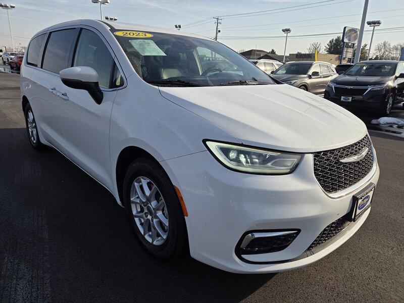 2023 Chrysler Pacifica Touring L   - Photo 1 - Lafayette, IN 47905
