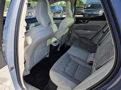 2022 Volvo XC60 B5 Momentum   - Photo 11 - Lafayette, IN 47905