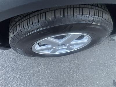 2005 Volvo XC90 2.5T   - Photo 6 - North Hollywood, CA 91601