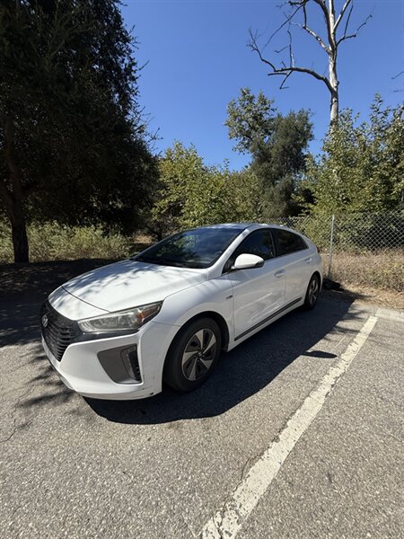 2017 Hyundai IONIQ Hybrid SEL   - Photo 1 - North Hollywood, CA 91601