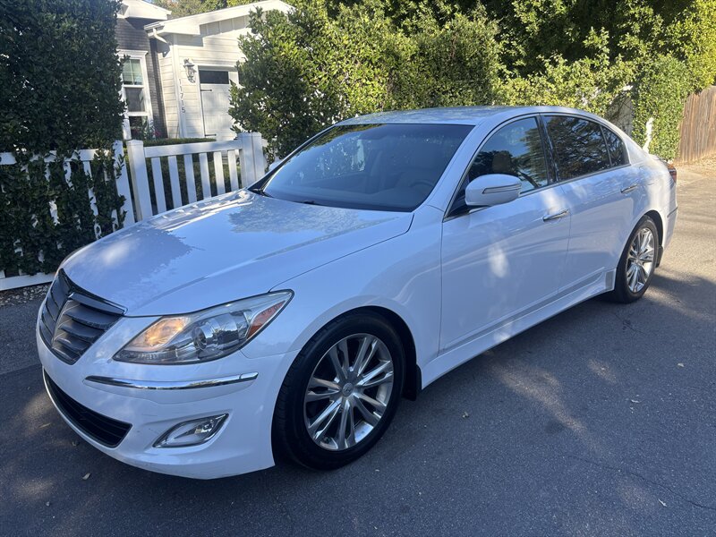 2014 Hyundai Genesis 3.8L   - Photo 1 - North Hollywood, CA 91601