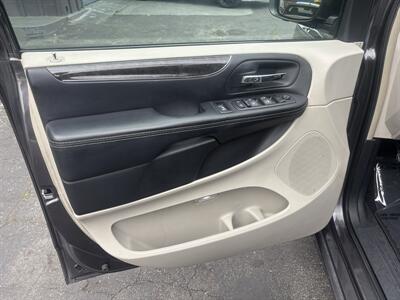 2016 Chrysler Town & Country Touring   - Photo 14 - North Hollywood, CA 91601