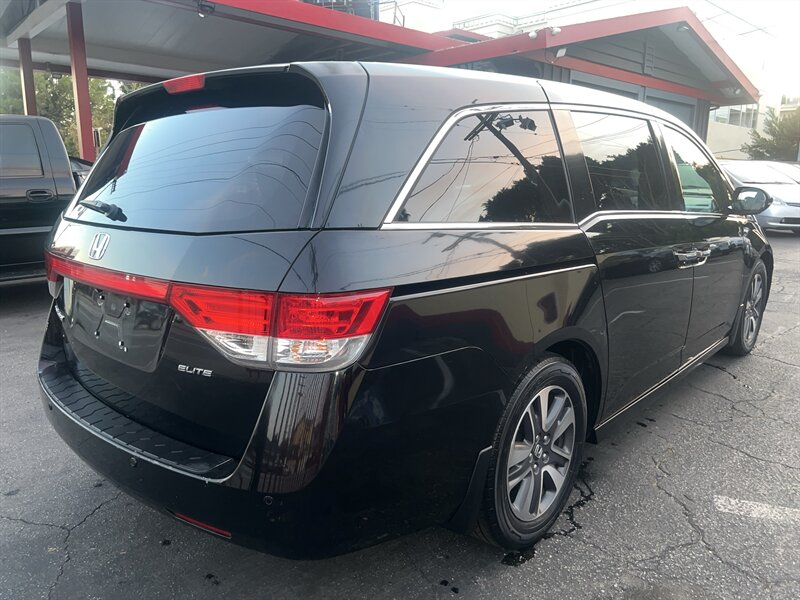 2015 Honda Odyssey Touring photo 3