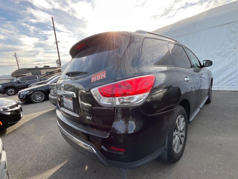 2016 Nissan Pathfinder SV photo 2