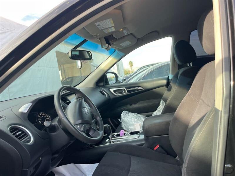 2016 Nissan Pathfinder SV photo 4