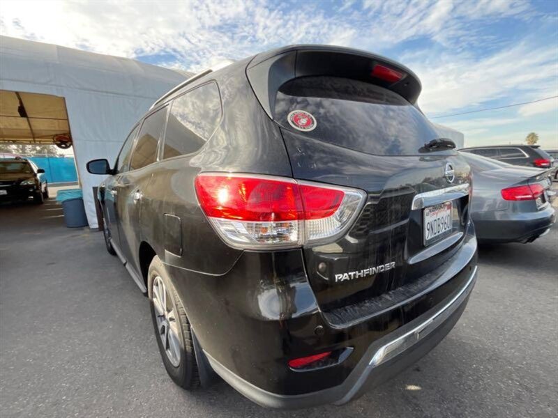 2016 Nissan Pathfinder SV photo 3