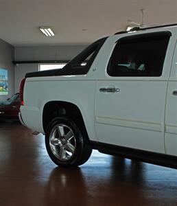 2012 Chevrolet Avalanche LT  4X4 - Photo 43 - North Canton, OH 44720