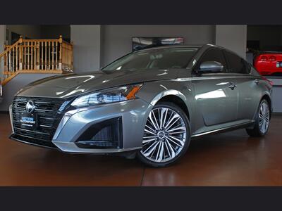 2023 Nissan Altima 2.5 Platinum  Moon Roof Navigation AWD Sedan