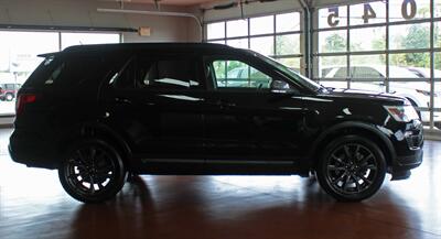 2018 Ford Explorer XLT  Sport Panoramic Roof Navigation 4X4 - Photo 10 - North Canton, OH 44720