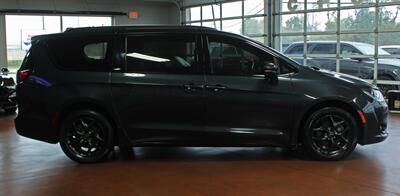 2019 Chrysler Pacifica Limited  S - Photo 10 - North Canton, OH 44720