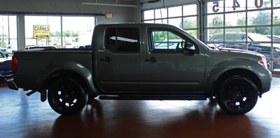 2020 Nissan Frontier SV  Midnight Edition 4X4 - Photo 10 - North Canton, OH 44720