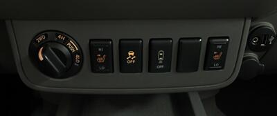 2020 Nissan Frontier SV  Midnight Edition 4X4 - Photo 18 - North Canton, OH 44720