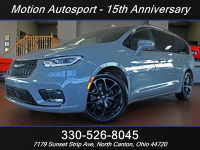 2022 Chrysler Pacifica Limited  S Black Top Edition Van