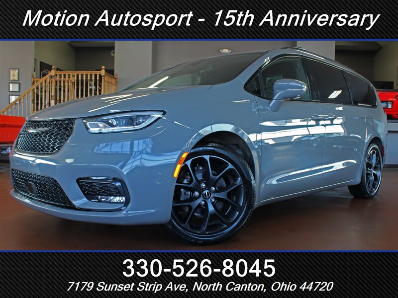 2022 Chrysler Pacifica Limited  S Black Top Edition