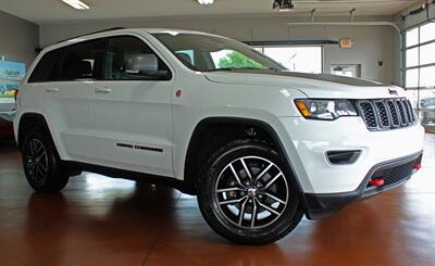 2017 Jeep Grand Cherokee Trailhawk  4X4 - Photo 2 - North Canton, OH 44720