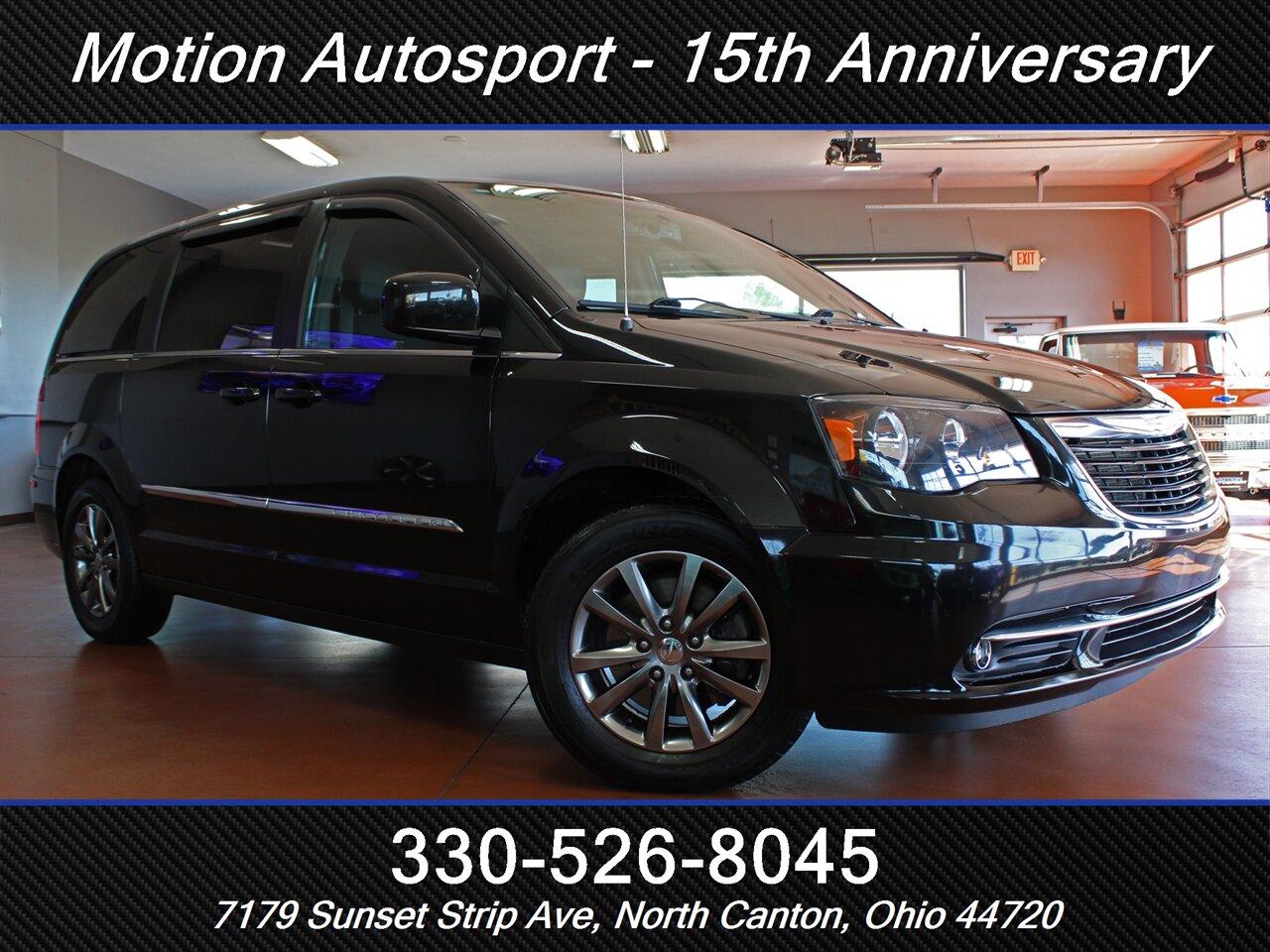 2015 Chrysler Town & Country S   - Photo 2 - North Canton, OH 44720