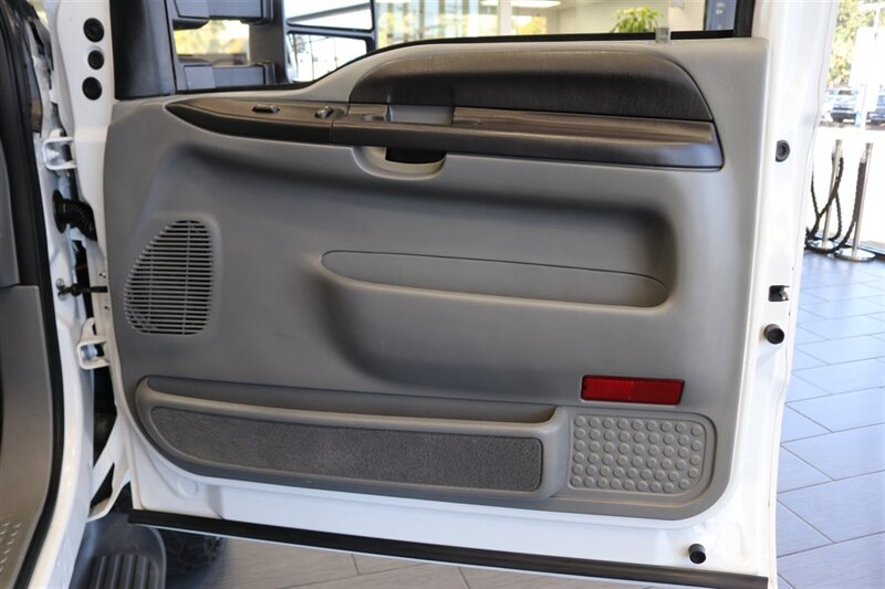2005 Ford Excursion XLT - Photo 23 - Portland, OR 97230