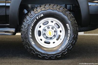 2000 Chevrolet Suburban 2500 LT  1-CALIFORNIA OWNER* 2500 3/4 TON W/ 6.0L VORTEC* LT LOADED W/SUNROOF & REAR CAPTAINS* NEW 33 " BFG KO3 10-PLYs* NEW 2.5 " LEVELING KIT W/BILSTEIN STEERING STABILIZER* 0-RUST* FRESH SERVICE - Photo 31 - Portland, OR 97230