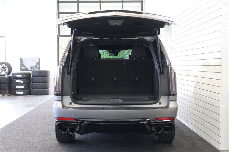 2026 Cadillac Escalade-V V OWNER'S PERSONAL CAR* 1 OF 255* CERAMIC NANO TINT W/ WINDSHIELD* BRAND NEW CONDITION* ALL BOOKS - KEYS - WINDOW STICKER - Photo 17 - Portland, OR 97230