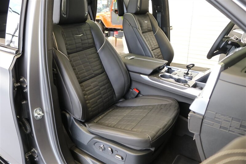 2026 Cadillac Escalade-V V OWNER'S PERSONAL CAR* 1 OF 255* CERAMIC NANO TINT W/ WINDSHIELD* BRAND NEW CONDITION* ALL BOOKS - KEYS - WINDOW STICKER - Photo 19 - Portland, OR 97230