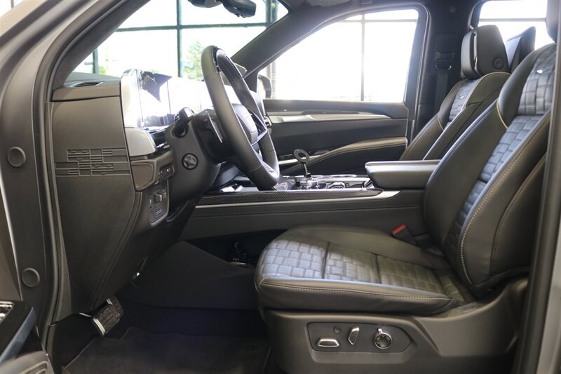 2026 Cadillac Escalade-V V OWNER'S PERSONAL CAR* 1 OF 255* CERAMIC NANO TINT W/ WINDSHIELD* BRAND NEW CONDITION* ALL BOOKS - KEYS - WINDOW STICKER - Photo 35 - Portland, OR 97230