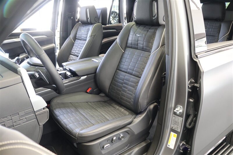 2026 Cadillac Escalade-V V OWNER'S PERSONAL CAR* 1 OF 255* CERAMIC NANO TINT W/ WINDSHIELD* BRAND NEW CONDITION* ALL BOOKS - KEYS - WINDOW STICKER - Photo 18 - Portland, OR 97230