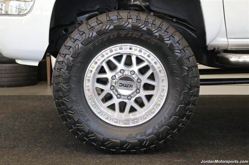 2007 GMC Sierra 2500HD Classic SLT  1-OWNER* COLLECTOR QUALITY* 18K ACTUAL MILES* LBX DURAMAX CLASSIC* FABTEC LIFT* 35 "TOYO R/T TRAIL 10-PLY TIRS* 18 "KMC WHEELS* SPRAY IN BED LINER* 0-RUST* MOON ROOF* ALL BOOKS & KEYS* - Photo 16 - Portland, OR 97230