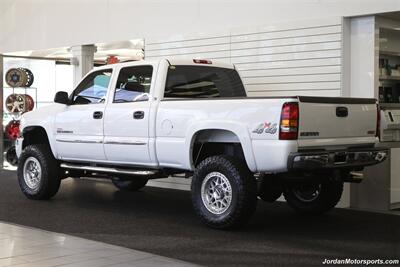 2007 GMC Sierra 2500HD Classic SLT  1-OWNER* COLLECTOR QUALITY* 18K ACTUAL MILES* LBX DURAMAX CLASSIC* FABTEC LIFT* 35 "TOYO R/T TRAIL 10-PLY TIRS* 18 "KMC WHEELS* SPRAY IN BED LINER* 0-RUST* MOON ROOF* ALL BOOKS & KEYS* - Photo 6 - Portland, OR 97230