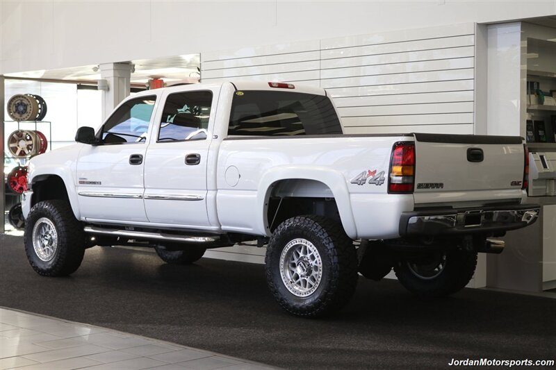 2007 GMC Sierra 2500HD Classic SLT  1-OWNER* COLLECTOR QUALITY* 18K ACTUAL MILES* LBX DURAMAX CLASSIC* FABTEC LIFT* 35 "TOYO R/T TRAIL 10-PLY TIRS* 18 "KMC WHEELS* SPRAY IN BED LINER* 0-RUST* MOON ROOF* ALL BOOKS & KEYS* - Photo 6 - Portland, OR 97230
