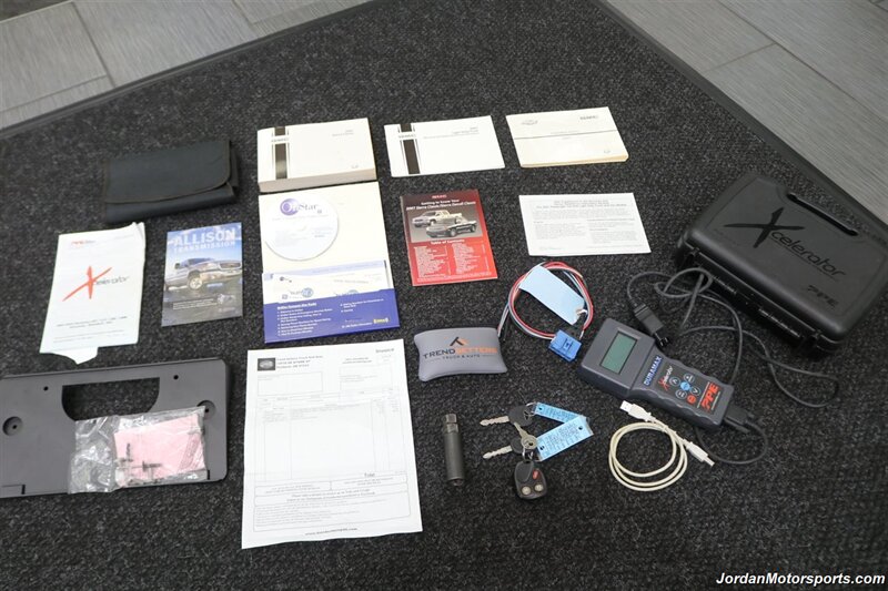 2007 GMC Sierra 2500HD Classic SLT  1-OWNER* COLLECTOR QUALITY* 18K ACTUAL MILES* LBX DURAMAX CLASSIC* FABTEC LIFT* 35 "TOYO R/T TRAIL 10-PLY TIRS* 18 "KMC WHEELS* SPRAY IN BED LINER* 0-RUST* MOON ROOF* ALL BOOKS & KEYS* - Photo 17 - Portland, OR 97230