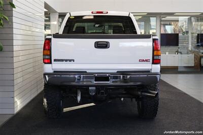 2007 GMC Sierra 2500HD Classic SLT  1-OWNER* COLLECTOR QUALITY* 18K ACTUAL MILES* LBX DURAMAX CLASSIC* FABTEC LIFT* 35 "TOYO R/T TRAIL 10-PLY TIRS* 18 "KMC WHEELS* SPRAY IN BED LINER* 0-RUST* MOON ROOF* ALL BOOKS & KEYS* - Photo 9 - Portland, OR 97230