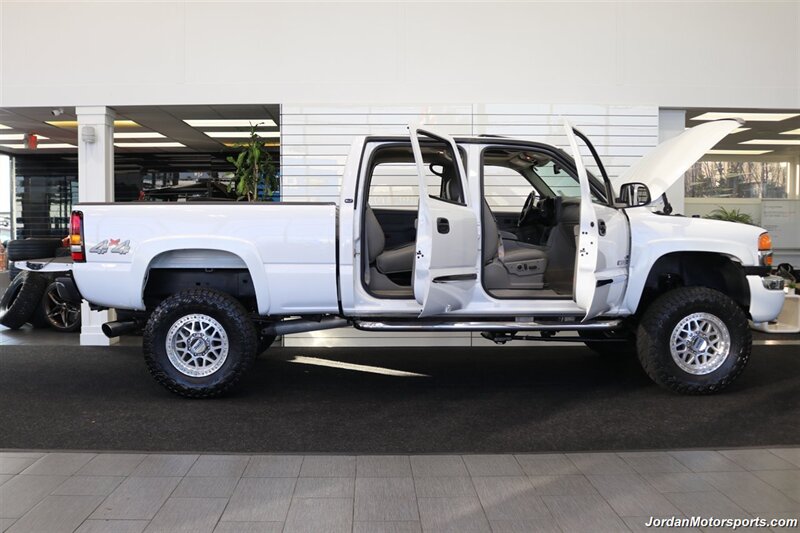 2007 GMC Sierra 2500HD Classic SLT  1-OWNER* COLLECTOR QUALITY* 18K ACTUAL MILES* LBX DURAMAX CLASSIC* FABTEC LIFT* 35 "TOYO R/T TRAIL 10-PLY TIRS* 18 "KMC WHEELS* SPRAY IN BED LINER* 0-RUST* MOON ROOF* ALL BOOKS & KEYS* - Photo 11 - Portland, OR 97230