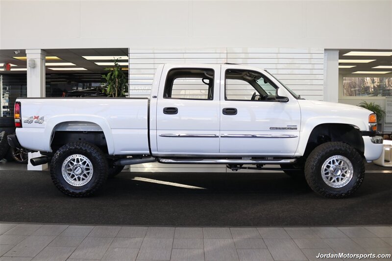 2007 GMC Sierra 2500HD Classic SLT  1-OWNER* COLLECTOR QUALITY* 18K ACTUAL MILES* LBX DURAMAX CLASSIC* FABTEC LIFT* 35 "TOYO R/T TRAIL 10-PLY TIRS* 18 "KMC WHEELS* SPRAY IN BED LINER* 0-RUST* MOON ROOF* ALL BOOKS & KEYS* - Photo 5 - Portland, OR 97230