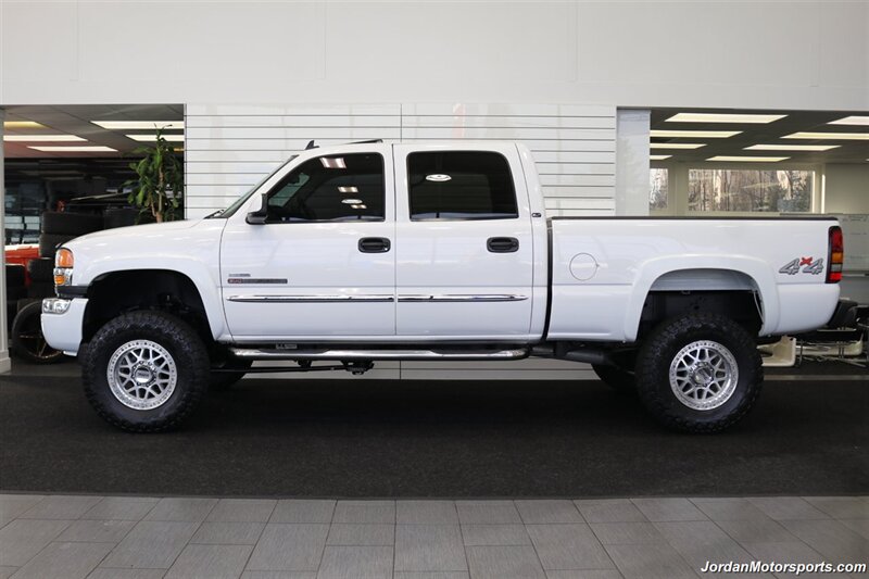 2007 GMC Sierra 2500HD Classic SLT  1-OWNER* COLLECTOR QUALITY* 18K ACTUAL MILES* LBX DURAMAX CLASSIC* FABTEC LIFT* 35 "TOYO R/T TRAIL 10-PLY TIRS* 18 "KMC WHEELS* SPRAY IN BED LINER* 0-RUST* MOON ROOF* ALL BOOKS & KEYS* - Photo 4 - Portland, OR 97230