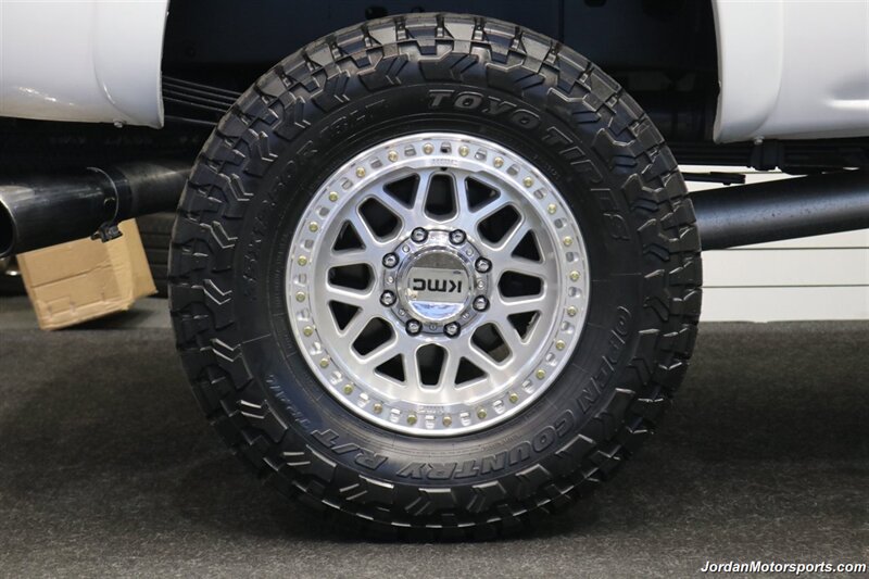 2007 GMC Sierra 2500HD Classic SLT  1-OWNER* COLLECTOR QUALITY* 18K ACTUAL MILES* LBX DURAMAX CLASSIC* FABTEC LIFT* 35 "TOYO R/T TRAIL 10-PLY TIRS* 18 "KMC WHEELS* SPRAY IN BED LINER* 0-RUST* MOON ROOF* ALL BOOKS & KEYS* - Photo 49 - Portland, OR 97230