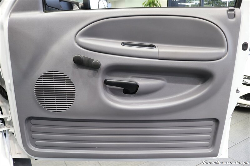 2001 Dodge Ram 3500 ST  1-OWNER* 5.9L HIGH OUTPUT* 6-SPEED MANUAL* NEVER HAD 5TH WHEEL OR GOOSENECK* NEW BF GOODRICH KO3 10-PLY TIRES* FULL FRESH SERVICE* PERFECT DASH - Photo 65 - Portland, OR 97230