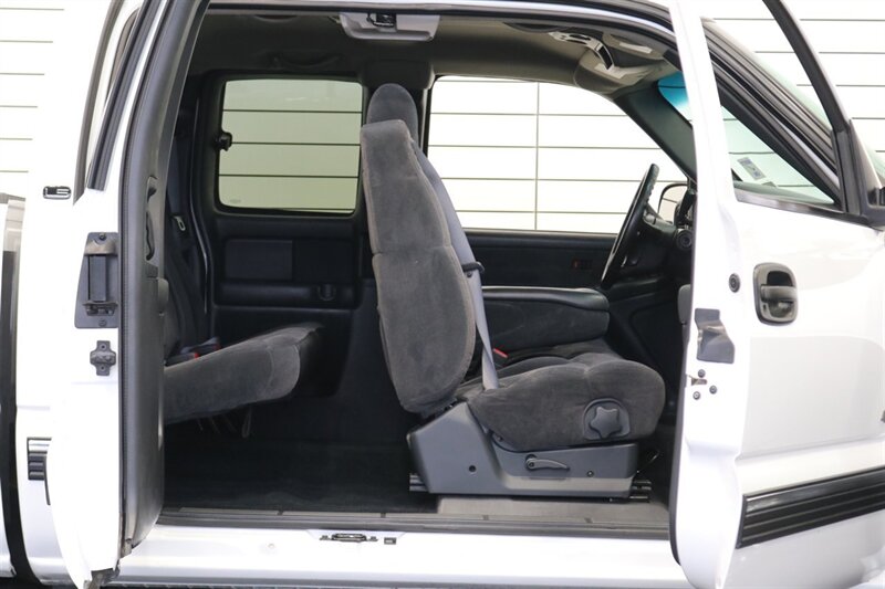 2002 Chevrolet Silverado 2500 LS   - Photo 30 - Portland, OR 97230