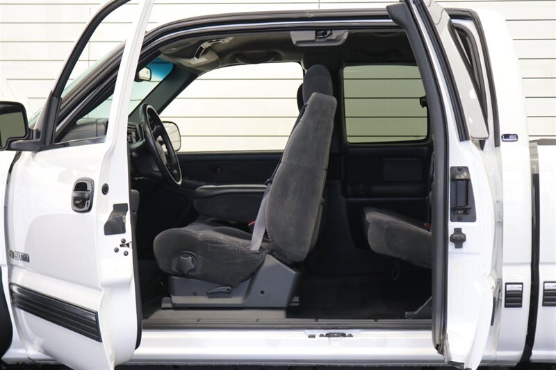 2002 Chevrolet Silverado 2500 LS   - Photo 28 - Portland, OR 97230